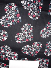 Telas Joann Fondo Negro Gris/Blanco/Rojo Patas en Corazones - BTHY Fabrics price