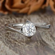 Anillo de compromiso solitario moderno de plata de ley 925 con diamantes de circonita cúbica de corte redondo Diamond Solitaire Anillo price