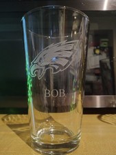 NUEVO ~ Vaso de pinta de cerveza grabado personalizado de fútbol americano Philadelphia Eagles de 16 oz Football Equipamiento price