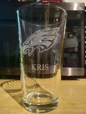 NUEVO ~ Vaso de pinta de cerveza grabado personalizado de fútbol americano Philadelphia Eagles de 16 oz Football Equipamiento price