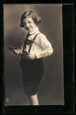 Niña con pantalones de cuero y pipa de tabaco, postal Pantalones de niña price