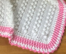 ❤️ Manta bebé ganchillo. Hecho a mano. Blanco y rosa. 100% a caridad. Manta para bebé price