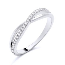 Alianza de boda de eternidad cruzada de diamantes simulados de plata de ley K a S Diamond Eternity Anillo price