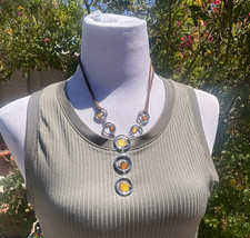 Collar cadena de cuero Lia Sophia con círculos de plata, piedras marrones. Collar de plata price