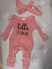 Body Bebé Niñas “Hola Soy Nueva Aquí” Talla 1-3 Meses Conjunto para Hospital Set Nascita para Bebé price