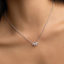 Hermoso collar con colgante de flor de diamante simulado en plata chapada Collar con Diamante price