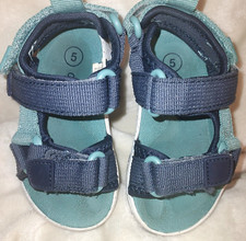 Sandalias para niños pequeños azules dedos abiertos talla 5- Cat & Jack™ Slippers y Sandals de niño price