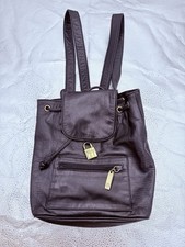 Mochila de cuero DKNY bolso negro. Peso ligero tamaño perfecto. Excelente estado. Bolsos price