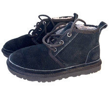 Botas UGG Neumel EU 37.5 (Talla Juvenil 5) Negro Gamuza Piel de Oveja Forradas Tobillo Unisex Infantil Botas price