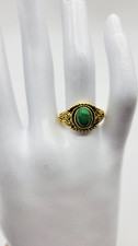 Anillo de moda para mujer adornado con piedra color verde simulado tono dorado talla 8 Colored Stone Anillo price