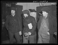 Foto: Trabajadores en vestuario años 30 hombre con taquillas Cigar Baer Taquillas para trabajadores price