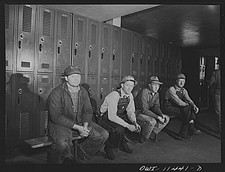 Borger, Texas. Trabajadores de refinería' vestuario en la refinería Phillips Taquillas para trabajadores price