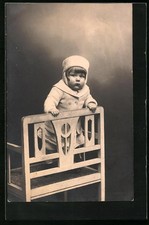 Tarjeta postal niño pequeño con abrigo de invierno posando en el respaldo de ... Abrigo de niño price