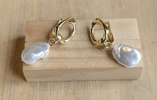 Nuevo en una caja de regalo pendientes de palanca colgantes de perlas barrocas chapadas en oro Pearl Pendientes price