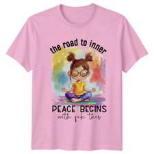 Divertida camiseta de niña de yoga El camino hacia la paz interior comienza c... Camiseta Interior de niña price