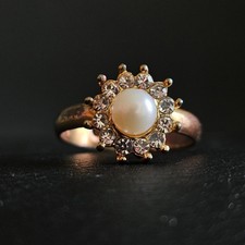 Bague marguerite perle blanche entourée de nombreux cristaux Perle bague price