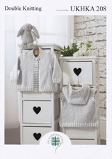 Patron De Tricot Pour Bébé UKHKA 208 Cardigan Et Gilet DK 12" - 20" 31cm - 51cm Bébé Cardigan price