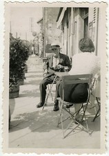 PHOTO ANCIENNE - CAFÉ BISTROT FEMME DOS CHAISE - BACK CHAIR - Vintage Snapshot Cafe et Canteen chaise price