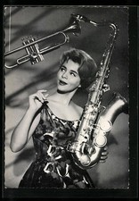 Carte postale musicienne Conny Froboess possédant des instruments à vent... Instruments à vent price