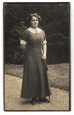 Photographie femme avec parapluie dans le jardin Jardin parapluie price