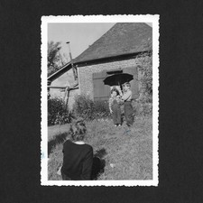 Enfants parapluie jardin soleil - Photo vintage snapshot 1953 Jardin parapluie price