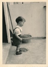 Snapshot garçon debout young boy chaussons culottes courtes vintage casserole Chaussons garçon price