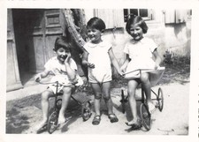 ANCIENNE PHOTOGRAPHIE 1943 TRIO D'ENFANTS TRICYCLES CHATEAU DE VALGRAMART ORNE Tricycles price