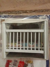LA MAGIE DES MAISONS DE POUPEE-DEL PRADO-N°24-LIT BEBE A BARREAUX EN BOIS+JOUET Lit bébé price