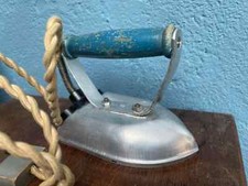Ancien jouet petit fer électrique  à repasser 100 V jouet enfant Jouet enfant price