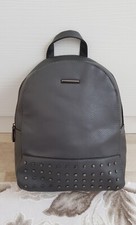 Sac à dos femme gris réglable. Style cuir. Détail argenté Atmosphère de Primark Sac à dos femme price