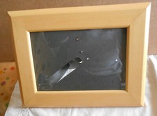 cadre photo neuf 20 x 26 cm (image 12 x 18 cm) tour en bois jaune, pied maintien Cadre photo & image price