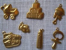 LOT de 7 CHARMS / BRELOQUES dorés - Thème BÉBÉ landau tétine pied biberon cube Tétine de biberon price