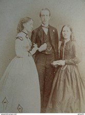 photo cdv  Henry Mullins, Jersey - homme avec deux jeunes femmes, circa 1865-70 Jersey homme price