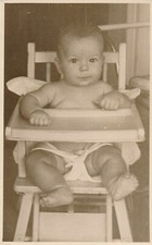 Photo-carte portrait bébé sur chaise haute baby lange Bébé lange price
