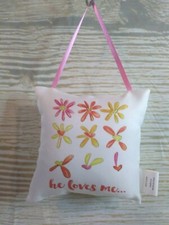 Nuovo! Insegna Petali Fiori "HE LOVES ME...." Porta Parete Mini Appendiabiti Decorazione ~ Door Ornament Bebè price