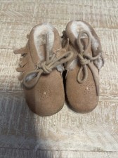 Stivaletti bambino Next 100% scamosciati età 6-12 mesi marrone chiaro con fodera in pelliccia sintetica Bambini Booties Unisex price