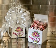 Cesto regalo festa della mamma-scatola con creme al caramello di Goetze avvolto con fiocco bianco Day Creams price