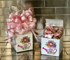Cesto regalo festa della mamma-scatola con creme al caramello di Goetze avvolto con fiocco rosa Day Creams price