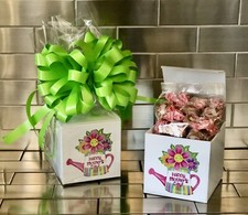 Cesto regalo festa della mamma-scatola con creme al caramello di Goetze avvolto con fiocco verde Day Creams price