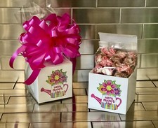 Cesto regalo festa della mamma-scatola con creme al caramello di Goetze avvolto con fiocco rosa Day Creams price