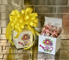 Cesto regalo festa della mamma-scatola con creme al caramello di Goetze avvolte e fiocco giallo Day Creams price