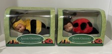 Peluche pupazzi Anne Geddes Baby Bee Sveglia e Coccinella che dorme nuovo con scatola Set nanna bebè price