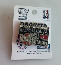 Spilla bavero Houston Rockets 1995 logo NBA nuova su cartoncino anno campionato basket Basketball Prodotti price