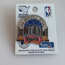 Spilla ricordo skyline logo NBA San Antonio Spurs 1995 vintage su cartoncino originale NOS Basketball Prodotti price