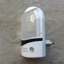 Luce Notturna Led Sensore Di Luce Si Attiva Con il Buio Presa A Muro Uso Facile Luce notturna price