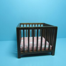 Casa delle Bambole Miniatura Nursery Playpen in Noce con Tessuto Coniglietto Rosa ~ CLA10611 Playpen & Cribs Bebè price