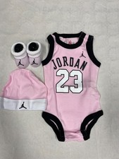 Set Bebè Jordan NBA Chicago Bulls 23 Rose Body Berretto Scarpine 6-12M Set Abbigliamento Bebè price