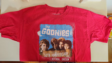 The Goonies T Camicia Ragazzi XL 30th Anniversario 2015 Grafico Astoria Oregon T-camicia Ragazza price