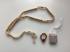RELIGIOUS ITEMS / COLLECTABLES .. 2 CARVED WOOD ROSARIES + PORCELAIN PRAYER BOOK Rosari price