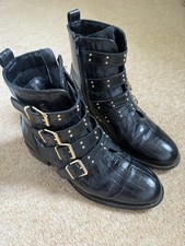 Stivali Carvela neri in pelle di coccodrillo con fibbie dorate misura 6 39 Stivali donna price